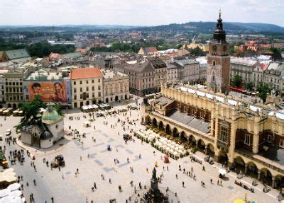 Záber na vianočne vyzdobené Hlavné námestie (Rynek Główny) s bazilikou v pozadí