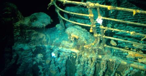Schéma vraku Titanicu na dne Atlantického oceánu so znázornením rozptylu trosiek.