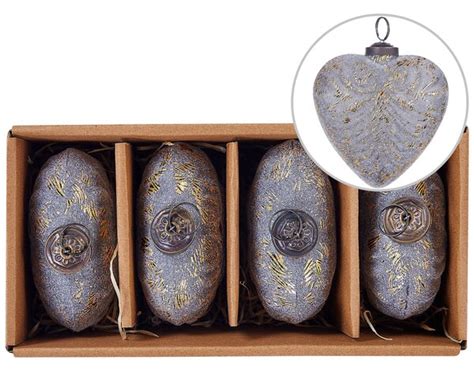 Ukážka rôznych historických vianočných ozdôb: sklenené gule, figúrky, reťaze