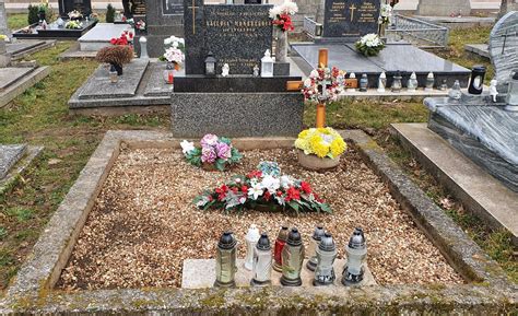 Fotografia hrobov zdobených kvetmi a sviečkami