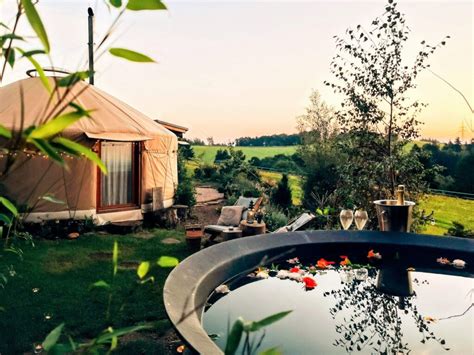 Fotografia z relaxačného wellness víkendu alebo štýlového glampingu.