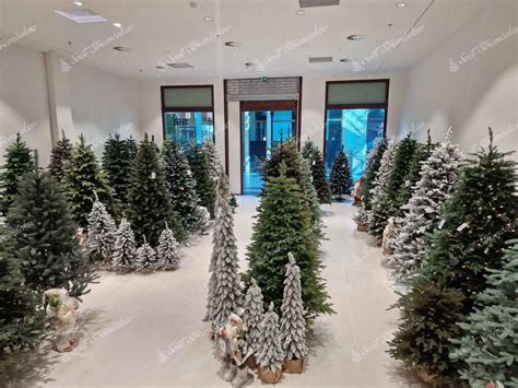 Tematické foto: Detail vianočného výkladu s tematickými dekoráciami a osvetlením