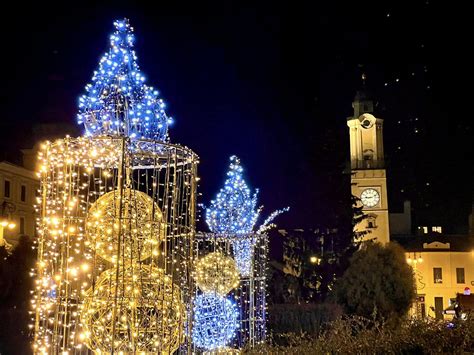 Tematické foto: Okno vyzdobené jemnými vianočnými svetielkami a girlandami