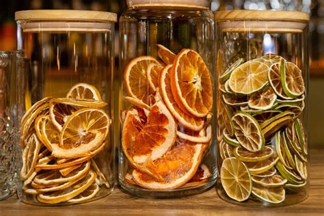 Tematické foto: Sušené plátky pomaranča a škorice zavesené na okne