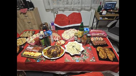 Fotografia tradičného stola s pôstnymi jedlami na pravoslávnu Štedrú večeru.