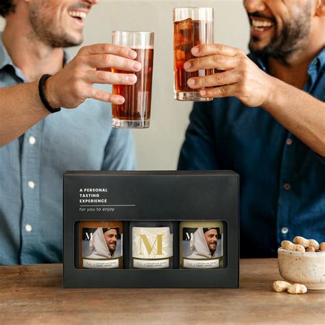 Ilustrácia personalizovanej darčekovej sady s whisky