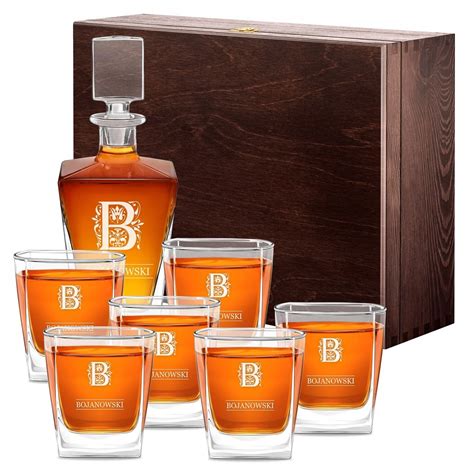 Fotografia luxusného dreveného whisky boxu s gravírovaním