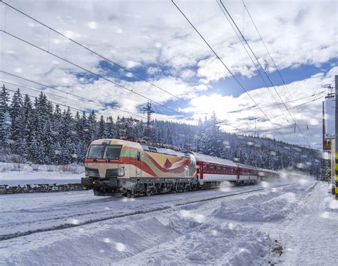 Záber z filmu Vianoce na štvrtú zobrazujúci hlavných hrdinov v chaotickej rodinnej situácii