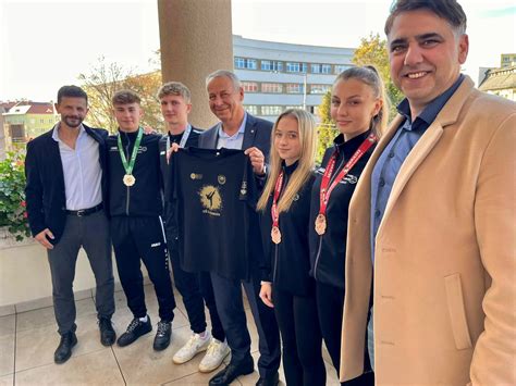 Foto Kristíny Mackovej s mladými karatistami