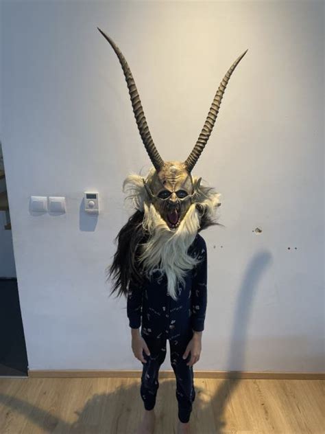 detail Krampus masky vyrobenej z dreva alebo latexu