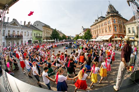 Fotografia davu ľudí tancujúcich na plážovej párty