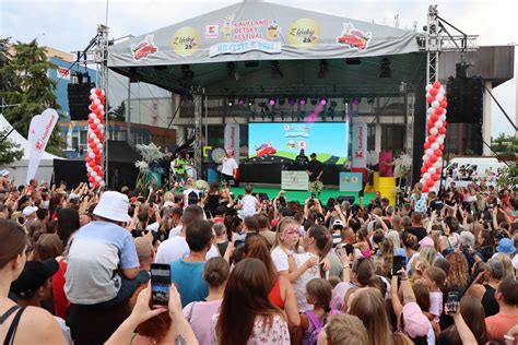 Tematické foto: Dav ľudí na festivale alebo jarmoku s pódiom a logom rádia Expres
