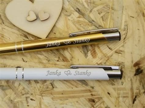 ilustrácia rôznych personalizovaných darčekov, ako sú hrnčeky s fotografiou, gravírované pero a kniha s menom