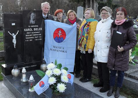 Zrekonštruovaný pomník a hrob Karola Bieleka na cintoríne v Žarnovici s kyticou kvetov a zapálenými sviečkami