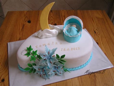 Tematická torta na krst pre chlapca s modrými a bielymi prvkami, napríklad s medvedíkom a balónikmi.