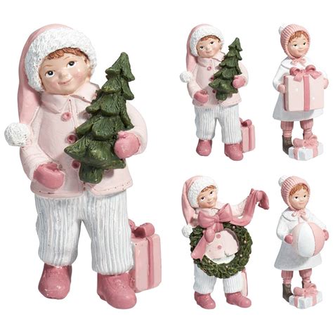 Figúrky chlapca a dievčaťa v miniatúrnych slovenských krojoch na torte.