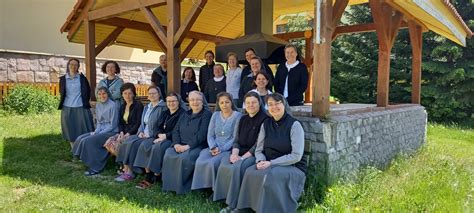 Bohato zdobený dezertný stôl s krstnou tortou, cupcakes a inými sladkosťami.