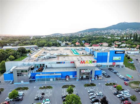Fotografia vstupu do OC MAX Nitra s vianočnou výzdobou