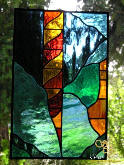 Ukážka Chagallovho diela, napríklad „Nad Vitebskom“ alebo farebná vitráž