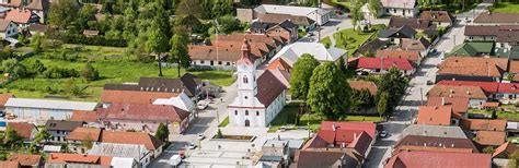 Panoramatický pohľad na obec Nitrianske Sučany zo západu, máj 2020