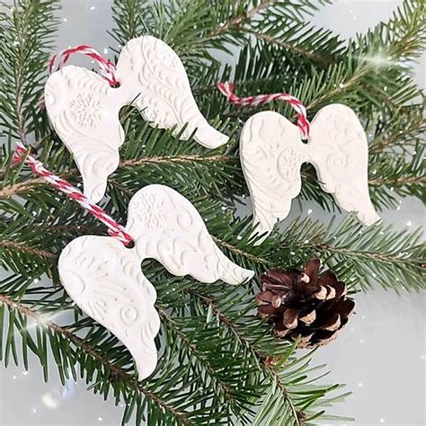 Detail keramickej ozdoby vytvorenej deťmi pre vianočný stromček