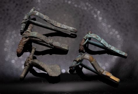 ilustrácia prilepovania trojlístkov na boky spony s kanzashi kvetinou