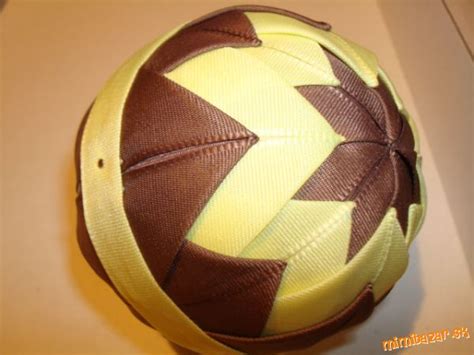 ilustrácia výroby vianočnej gule zo stužiek