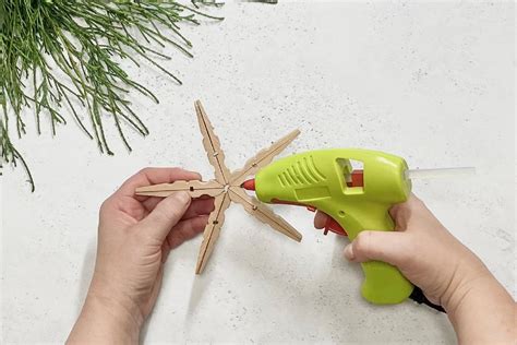 ilustrácia lepenia kanzashi lístkov do kvetiny tavnou pištoľou