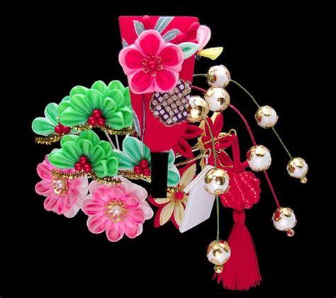 ilustrácia prilepovania ozdobného stredu na kanzashi kvetinu