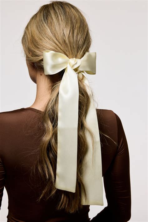 ilustrácia lepenia konca stuhy na sponu do vlasov