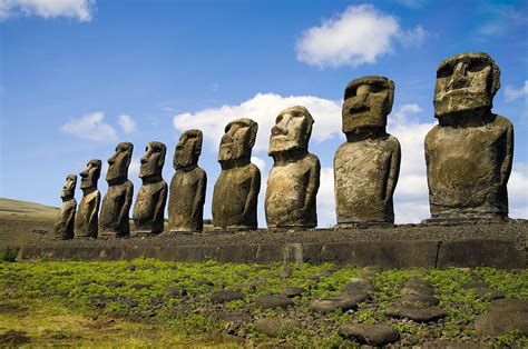 Zblízka fotografia sochy Moai s pukao (klobúkom)