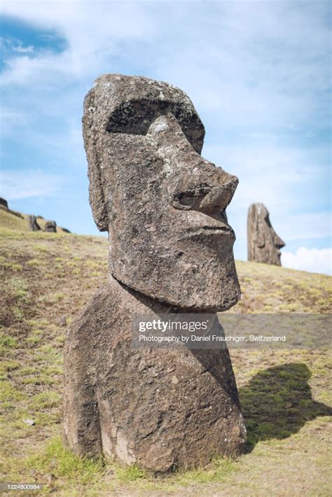 Fotografia kameňolomu Rano Raraku s nedokončenými sochami Moai