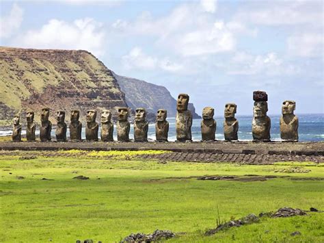 Fotografia zvrhnutých sôch Moai, ležiacich na zemi