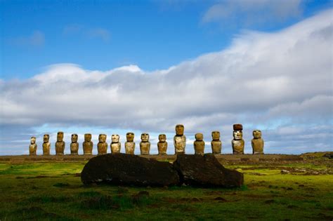 Panoramatická fotografia krajiny Veľkonočného ostrova so sopkou a sochami Moai v diaľke