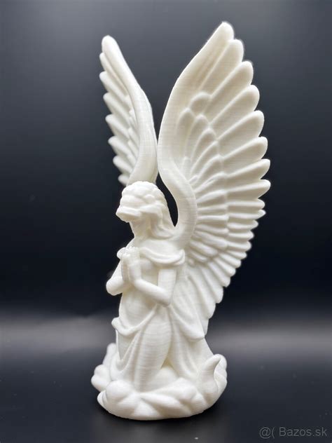 Tematické foto: človek modliaci sa s rozostreným pozadím