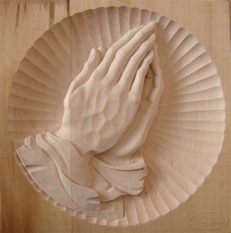 Tematické foto: Ruky v modlitbe s krížom v pozadí