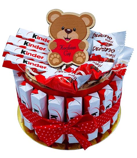 Šťastné dieťa otvárajúce narodeninový darček