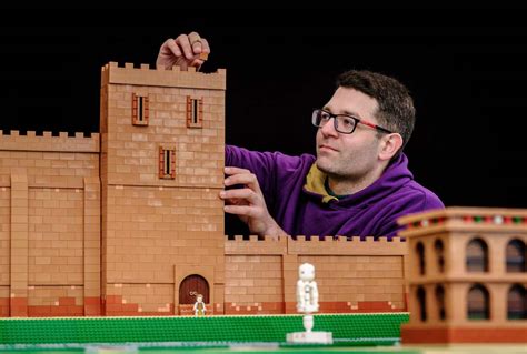 Chlapec skladajúci LEGO model