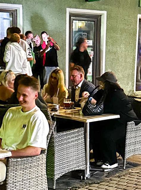 Ilustračné foto: Osoba na grilovacej párty v košeli