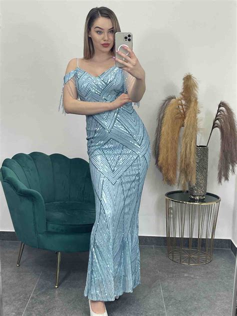 Ukážka vianočného/silvestrovského oblečenia so flitrami a zamatom