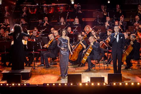 Ilustračná fotografia hudobníkov na pódiu