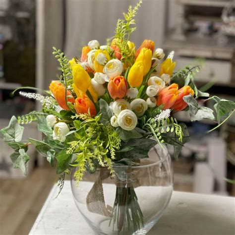 Kytica rôznofarebných tulipánov a frézií.