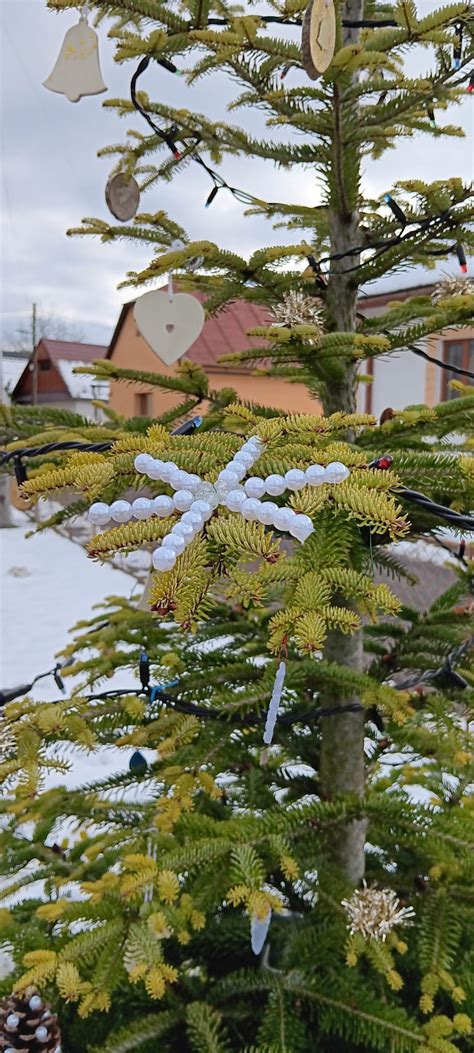foto vianočného stromčeka z papierových slamiek
