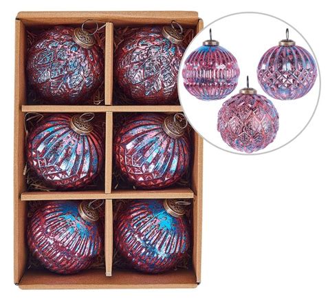 fotografia: rôzne typy ručne vyrobených vianočných sovičiek na stromčeku