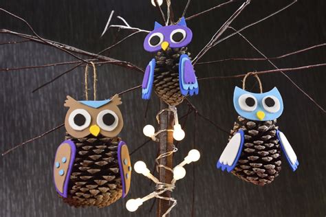 fotografia: hotová vianočná sova vyrobená zo šišky a filcu, zavesená na strome