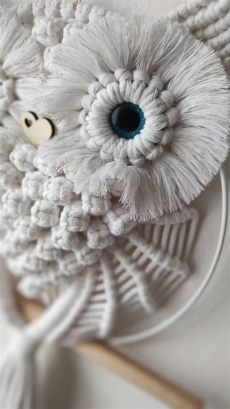 fotografia: macrame sova s vianočnými prvkami, zavesená ako dekorácia