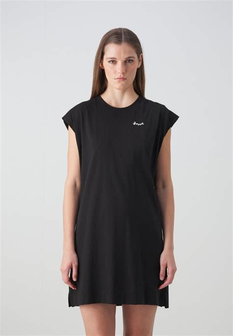 Galéria rôznych strihov čiernych šiat z kolekcie Cropp