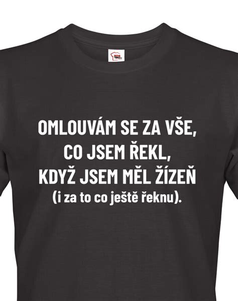 Detail potlače na vianočnom tričku s vtipným motívom.