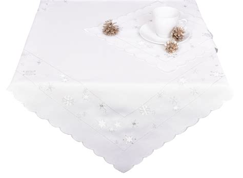 dekoratívny biely vianočný obrus s červeným motívom zvončekov a hviezdičiek