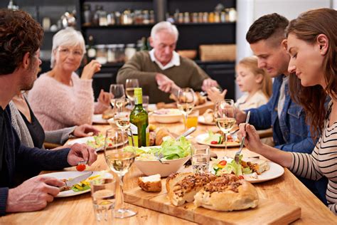 rodina Boba Cratchita pri vianočnej večeri